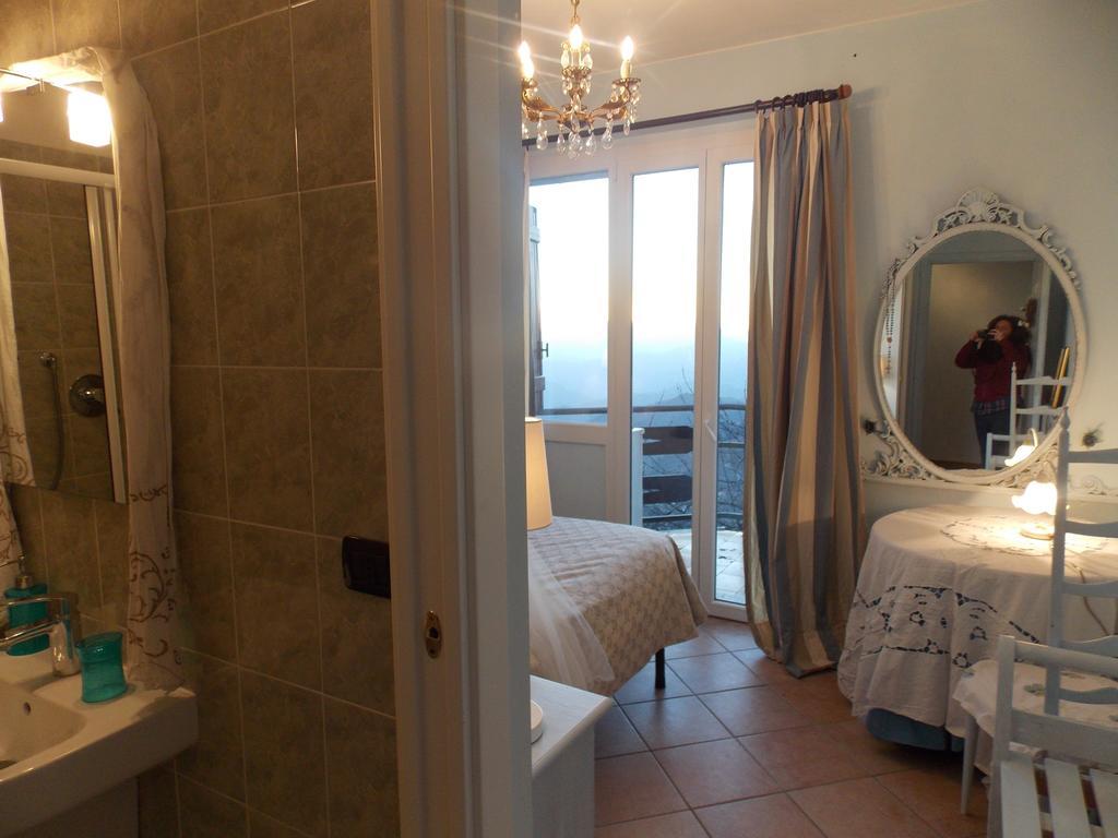 B&B Le Camelie Del Bosco Baiardo Номер фото